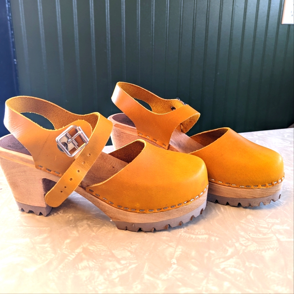 MIA clogs
